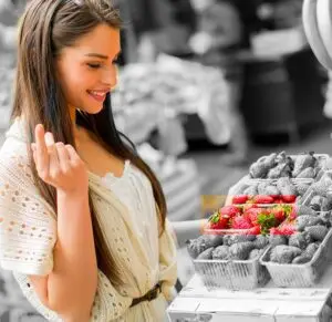 consumatrice sceglie fragole